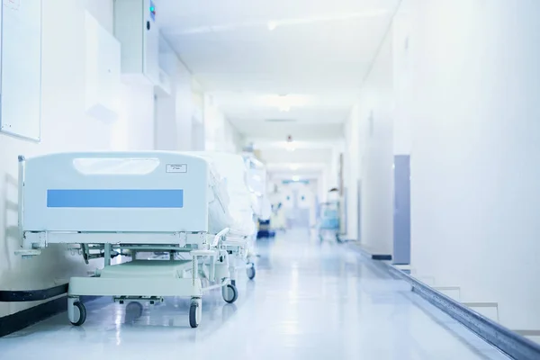 治癒が起こる場所だ。現代病院の廊下にある病院のベッドのショット. — ストック写真