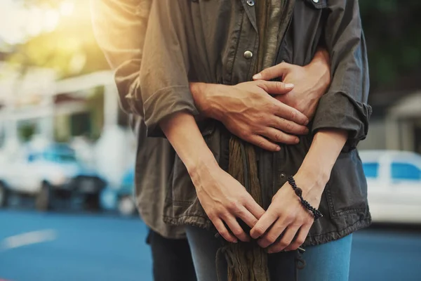 Niente e 'piu' sicuro delle sue braccia. Colpo ritagliato di una coppia affettuosa in città. — Foto Stock