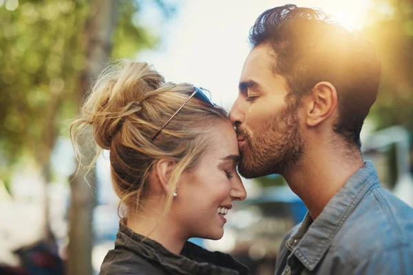 I am yours to keep. Shot of a young couple out in the city. — Stock Photo, Image