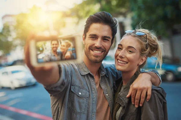 Non si può mai avere abbastanza selfie di coppia — Foto Stock