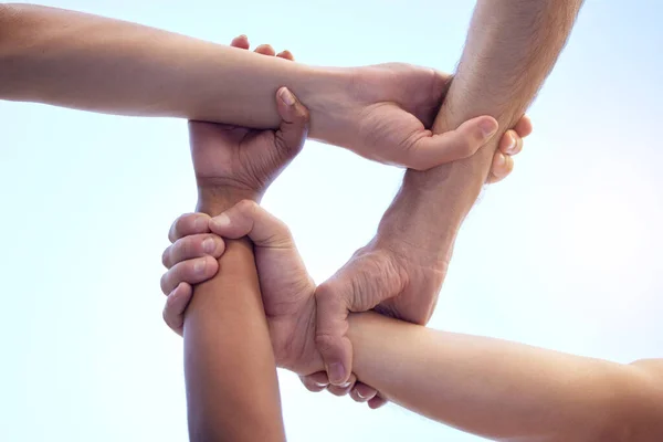 Não há discriminação entre a nossa equipa. Tiro de um grupo de pessoas diversas com seus braços interligados. — Fotografia de Stock