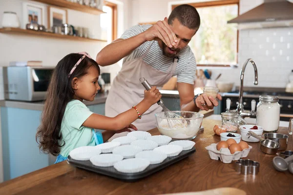 红糖就像魔粉.拍到一个年轻人和他的小女儿在家里烘烤的照片. — 图库照片