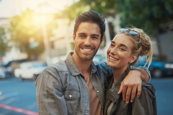 Este amor é para sempre. Tiro de um jovem casal na cidade. — Fotografia de Stock