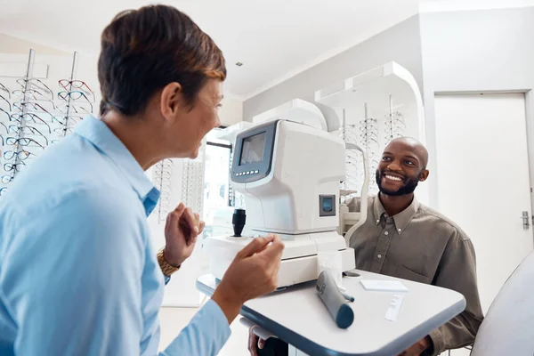 A tua visão está melhor do que nunca. Tiro de um optometrista examinando os olhos de seus pacientes com um autorefrator. — Fotografia de Stock