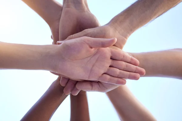 Sich gegenseitig motivieren und aufbauen. Aufnahme einer Gruppe von Menschen mit aneinander gestapelten Händen. — Stockfoto
