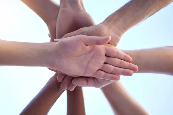 Se motiver et se construire mutuellement. Fusillade d'un groupe de personnes avec les mains empilées. — Photo