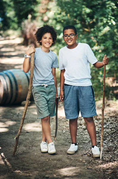 子供の頃、どのような野生の冒険。夏のキャンプで自然を探索する2人の10代の男の子のショット. — ストック写真