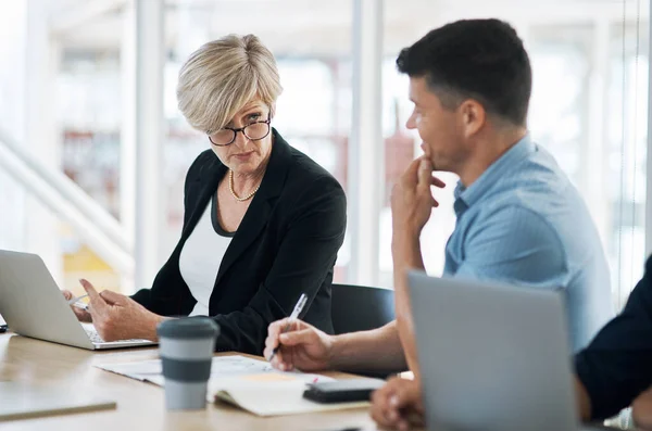 Die Experten-Strategen arbeiten hart. Aufnahme eines reifen Geschäftsmannes und einer Geschäftsfrau bei einem Treffen in einem modernen Büro. — Stockfoto