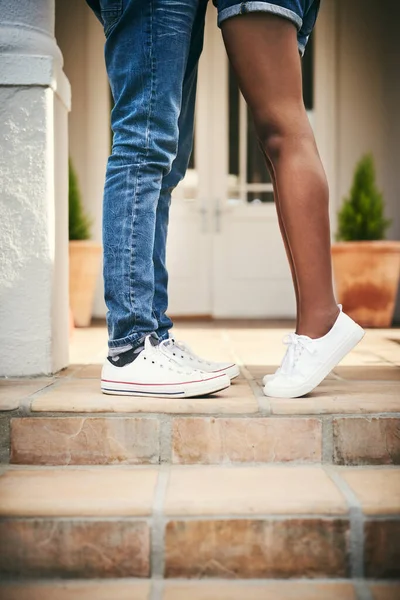 Ik hoop dat we voor altijd samen zullen zijn. Gehakt schot van een onherkenbaar koppel dat samen staat. — Stockfoto