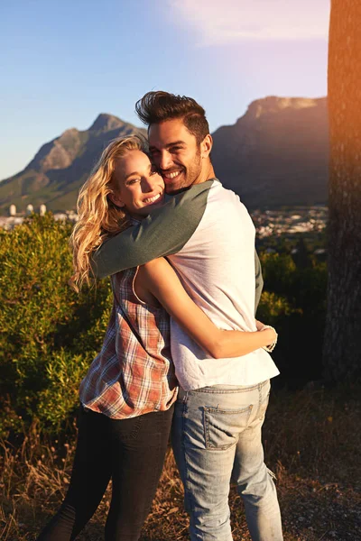 Dit min älskling går går jag. Porträtt av ett kärleksfullt ungt par utomhus. — Stockfoto