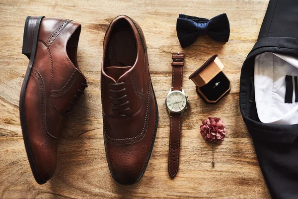 Allt klart för den stora dagen. Stilleben av formella skor tillsammans med en kostym och andra tillbehör på en träyta. — Stockfoto