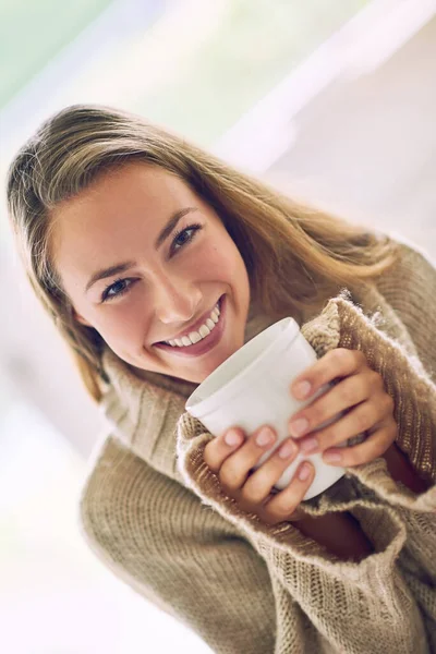 Mi godo una tazza di tè positivo. Ritratto di una giovane donna che si gode una bevanda calda a casa. — Foto Stock