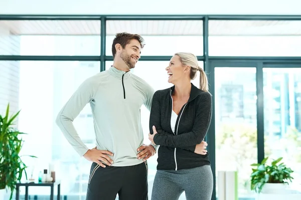 Smích je nejlepší cvičení. Vystřižený záběr dvou lidí stojících spolu ve fitness centru. — Stock fotografie