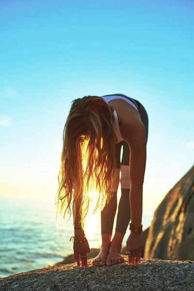 瑜伽让你活过来。在海滩上练习瑜伽的年轻女子中枪. — 图库照片