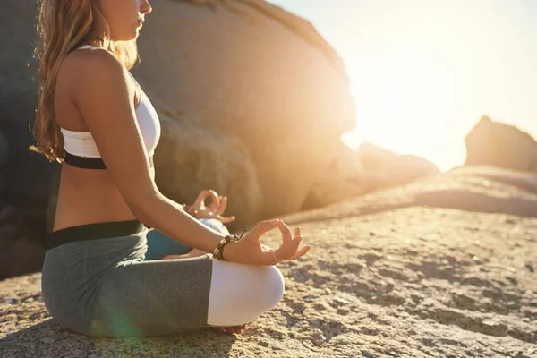 Faites quelque chose qui augmentera votre durée de vie. Prise de vue d'une jeune femme faisant du yoga à la plage. — Photo