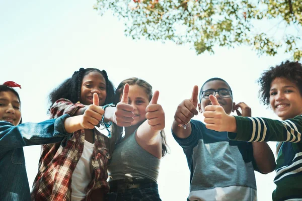 Nuestro campamento de verano favorito. Foto de un grupo de adolescentes mostrando pulgares hacia arriba en el campamento de verano. —  Fotos de Stock