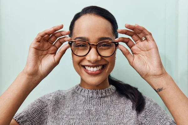 Los ojos sanos son ojos felices. Fotografía de una mujer joven comprando un nuevo par de gafas en una tienda de optometría. —  Fotos de Stock