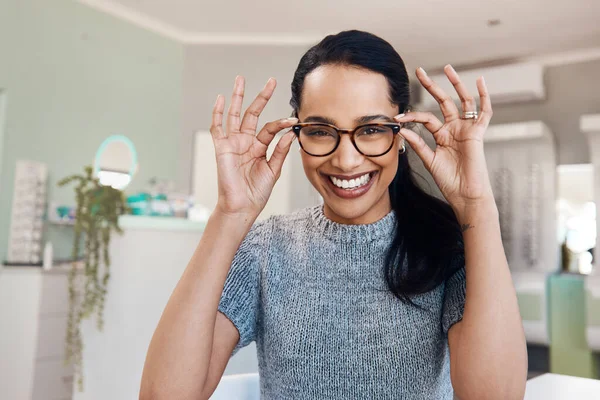 Donde la visión se encuentra con la moda. Fotografía de una mujer joven comprando un nuevo par de gafas en una tienda de optometría. —  Fotos de Stock