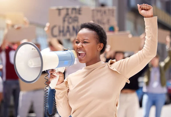 Tu ne nous arrêteras jamais. Prise de vue d'une jeune femme criant à travers un haut-parleur lors d'une manifestation. — Photo