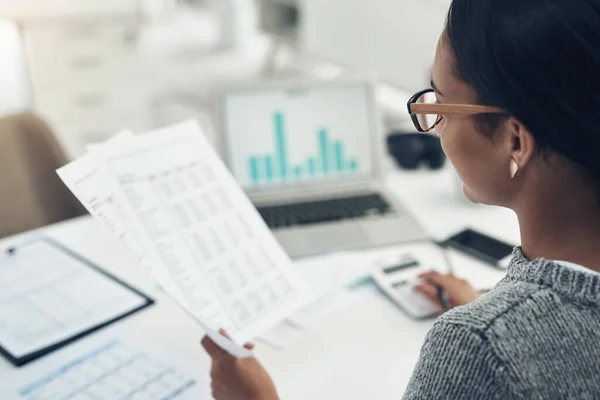 Ocupada con su declaración de impuestos. Primer plano de una mujer de negocios irreconocible calculando las finanzas en una oficina. — Foto de Stock