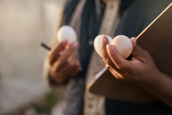 Allt klart för distribution. Skjuten av en oigenkännlig jordbrukare som inspekterar kvaliteten på ägg på sin gård. — Stockfoto