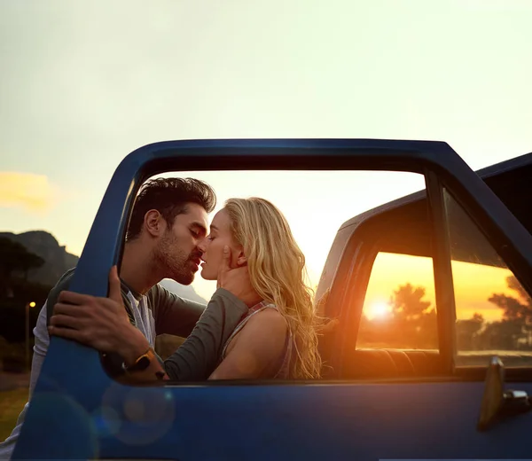 O tempo pára a cada beijo. Tiro de um jovem casal afetuoso desfrutando de uma viagem juntos. — Fotografia de Stock