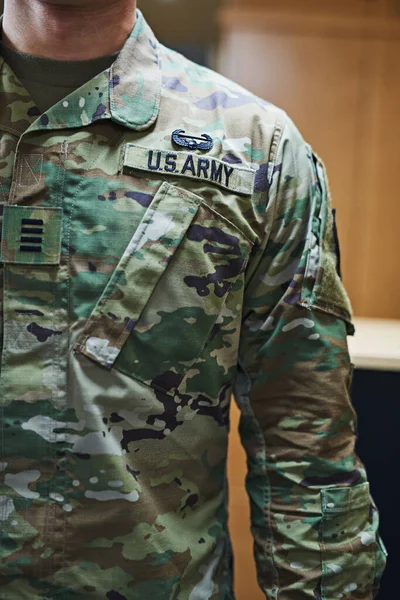 Siguió su corazón hasta el ejército. — Foto de Stock