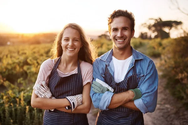 Il mondo ha bisogno di più agricoltori. Ritratto di un giovane uomo e una donna fiduciosi che lavorano insieme in una fattoria. — Foto Stock