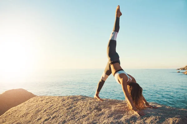 Haz yoga y ponte en la mejor forma — Foto de Stock