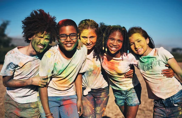 友人はあなたの人生を色で満たします。夏のキャンプでカラフルな粉で楽しんでいるティーネージャーのグループのショット. — ストック写真