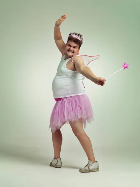 마법 지팡이는 재미있습니다. 핑크 요정 복장을 하고 우스꽝스럽게 차려입은 뚱뚱 한 남자. — 스톡 사진
