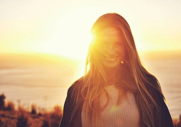 Ať jste kdekoliv, buďte tam všichni. Portrét ženy stojící na vrcholku kopce při západu slunce. — Stock fotografie