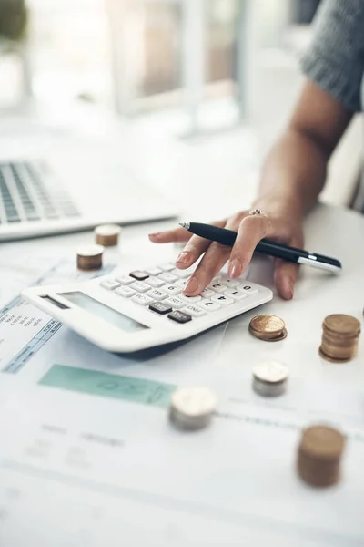 Achten Sie auf Ihr Einkommen. Nahaufnahme einer nicht wiederzuerkennenden Geschäftsfrau, die in einem Büro Finanzen berechnet. — Stockfoto