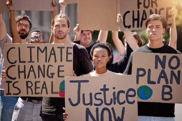 Wir haben nur einen Planeten. Schüsse auf eine Gruppe von Menschen, die gegen den Klimawandel protestieren. — Stockfoto