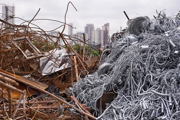 Industriell återanvändning. Beskuren bild av en hög med utrustning och metallskrot. — Stockfoto