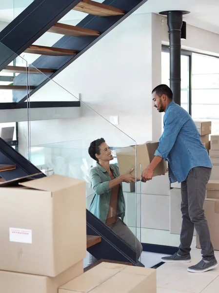 Es el último de ellos. Tiro de una feliz pareja joven pasando cajas entre sí mientras se mudan a su nuevo hogar. —  Fotos de Stock