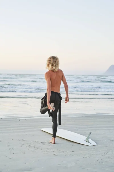 Surfing jest ćwiczenie, które wymaga dużo rozciągania — Zdjęcie stockowe
