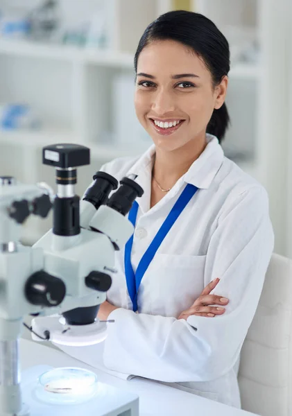 Badania medyczne, które robią różnicę. Portret młodego naukowca używającego mikroskopu w laboratorium. — Zdjęcie stockowe