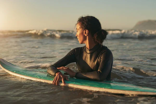 Океан мій заповідник. Знімок красивої молодої жінки, що серфінгує в океані . — стокове фото