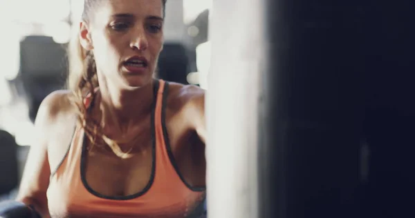 El boxeo desafía tu cuerpo. 4k metraje de una mujer trabajando en su rutina de boxeo en el gimnasio. —  Fotos de Stock