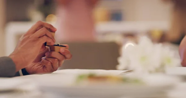Me encantaría casarme contigo. Imágenes de vídeo 4k de una mujer sorprendida mientras su novio se propone en un restaurante. — Foto de Stock