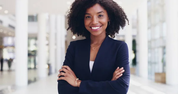 Określenie determinuje sukces. Nagranie wideo 4k pewnej siebie młodej bizneswoman pracującej w nowoczesnym biurze. — Zdjęcie stockowe