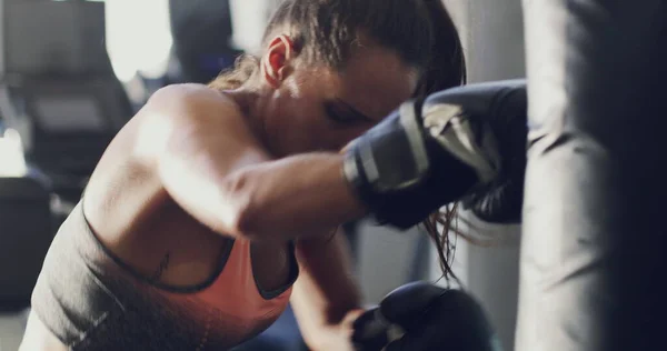 Acaba forte. Filmagem 4k de uma mulher trabalhando em sua rotina de boxe no ginásio. — Fotografia de Stock