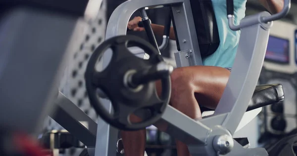 Je wordt alleen maar sterker. 4k video van een vrouw uit te werken op een roeimachine in de sportschool. — Stockfoto