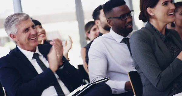 Ils sont très impressionnés. Images 4k d'un groupe d'hommes d'affaires applaudissant pendant qu'ils étaient assis dans une conférence. — Photo
