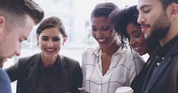 Bespreken van manieren om hun werk te verbeteren. 4k-beelden van een groep zakenmensen die in een kantoor chatten. — Stockfoto