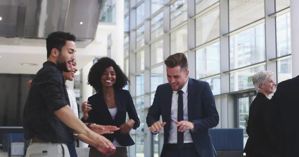 Ondertussen op betaaldag. 4k videobeelden van een groep zakenmensen die dansen in een modern kantoor. — Stockfoto
