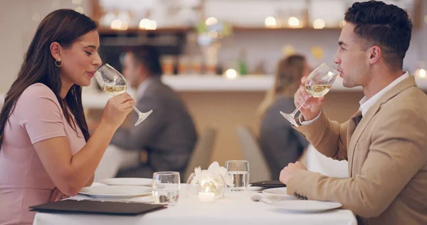 O vinho aqui é muito bom. Filmagem em vídeo 4k de um casal fazendo um brinde em um encontro em um restaurante. — Fotografia de Stock