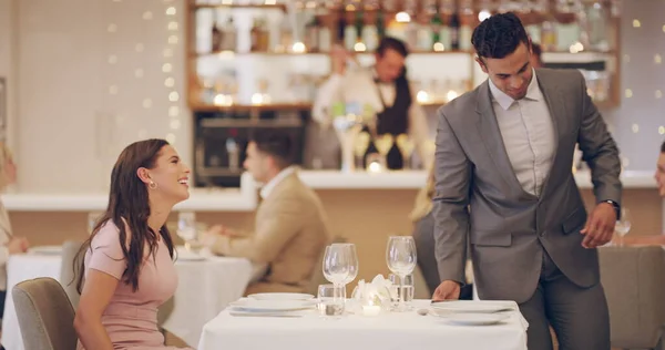 Es un verdadero caballero. 4k video filmación de un hombre levantándose para saludar a su cita en un restaurante. — Foto de Stock