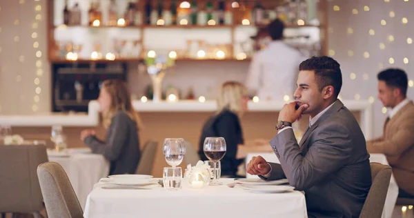 Het lijkt erop dat ze niet komt. 4k video beelden van een man die wacht op zijn date in een restaurant. — Stockfoto